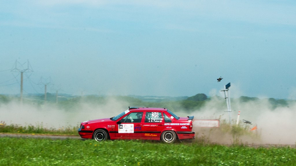 Fuld fart ud fra gruset
(Foto: rallypics.dk / Viggo Johansen)